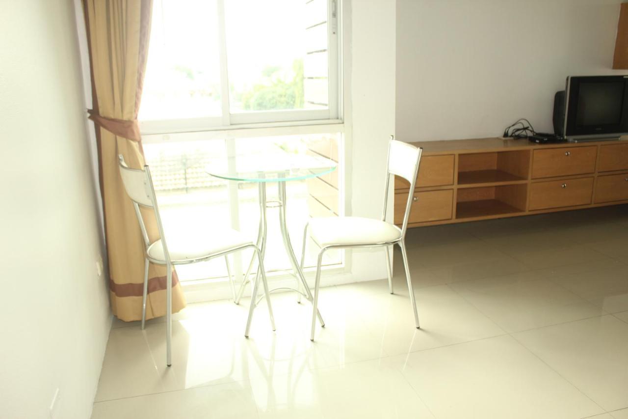 Bansabai Sabaidee Service Apartment Bangkok Esterno foto