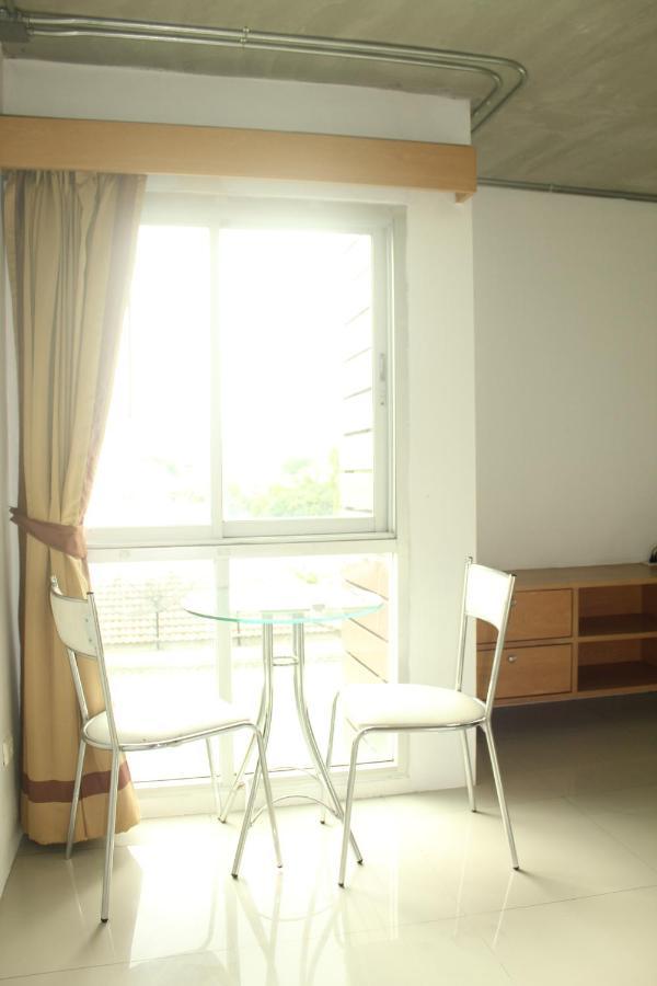 Bansabai Sabaidee Service Apartment Bangkok Esterno foto